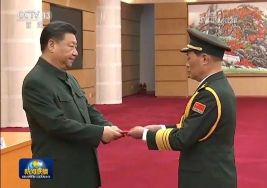 2019년 12월 시진핑 주석으로부터 상장 진급 명령장을 받는 허웨이둥 당시 동부전구 사령관. 그는 이후 중앙군사위 연합작전지휘센터를 거쳐 군사위 부주석으로 영전했다. /CCTV 캡처