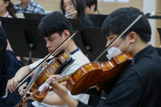 시각장애를 갖고 있는 단원이 악기를 연주하는 모습. /박성원 기자