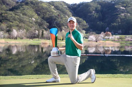 김백준이 20일 강원 춘천 라비에벨 골프앤리조트에서 KPGA 투어 DB손해보험 프로미 오픈 우승 트로피를 들고 있다./KPGA