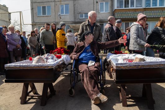 러시아의 미사일 공격으로 13일 사망한 나탈리아 마르티넨코와 그의 남편, 아들 등 가족 3명의 장례식에서 나탈리아의 어머니 나디야가 딸과 손자, 사위의 이름을 부르며 오열하고 있다. /안나 치히마