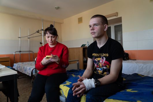 러시아의 수미시 공격이 벌어진 날 버스에 갖힌 시민들을 구해낸 키릴로 일리아셴코(13)군과 그의 어머니 마리나. /안나 치히마