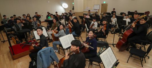 리베라 오케스트라가 지난 16일 오후 경기 수원시 경기아트센터에서 활짝 웃고 있다. /박성원 기자