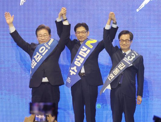 이재명(왼쪽부터), 김경수, 김동연 더불어민주당 대선 경선 후보들이 20일 울산시 울주군 울산전시컨벤션센터에서 열린 '제21 대통령선거 후보자 선출을 위한 영남권 합동연설회'에서 인사하고 있다./연합뉴스