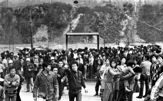 1980년 4월 강원도 정선군 사북 탄광 광부들이 열악한 근로 환경과 임금 등에 반발해 총파업을 벌였다. 사진은 ‘사북 사건’ 당시 광부들과 주민들이 몰려다니고 있는 모습./조선DB