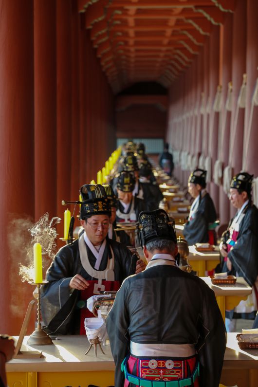 5년간의 수리 공사를 끝내고 공개된 종묘 정전에서 20일 고유제가 열리고 있다. 기둥과 벽면 처마부 등은 뇌록(초록색 암석으로 만든 안료)과 석간주(붉은 산화철이 포함된 흙을 원료로 만드는 안료) 등 전통 소재를 활용해 단청을 칠했다. /박성원 기자
