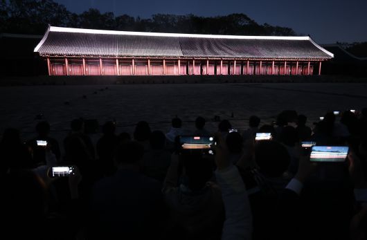 20일 대규모 수리를 마친 뒤 5년 만에 공개된 서울 종묘 정전에서 준공기념식이 열리고 있다. /연합뉴스