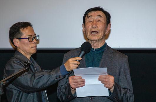 20일 오후 강원도 영월군의 한 극장에서 1980년 정선군 사북읍에서 발생했던 사북사태의 광부대표인 이원갑(오른쪽)씨가 당시 사고로 피해를 입은 경찰들에게 사과 편지를 준비해서 낭독하고 있다. / 조인원 기자