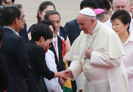 프란치스코 교황이  지난 2014년 8월 14일 오전 경기도 성남 서울공항을 통해 입국, 세월호 참사 유가족과 인사를 나누는 모습. /뉴스1