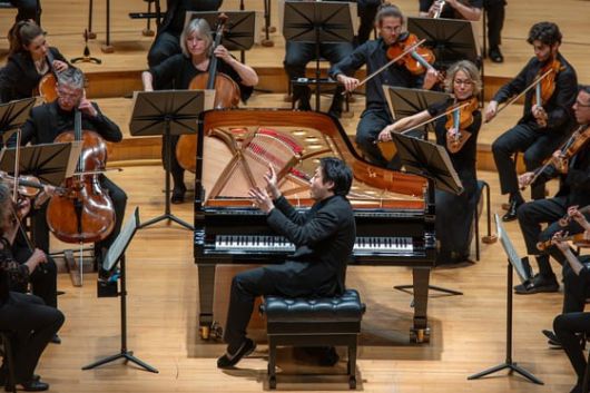 지난 4월7~8일 서울 예술의전당에서 베토벤 피아노협주곡을 연주하고 있는 김선욱과 유럽 체임버 오케스트라. 김선욱은 지휘도 하며 피아노를 연주해 화제가 됐다. /빈체로 제공