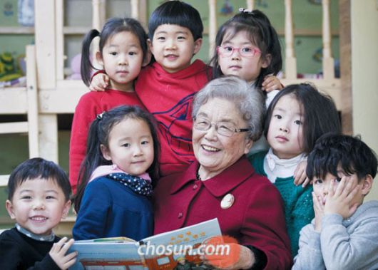 이창주 빈체로 대표의 어머니는 90세까지 어린이 교육에 헌신한 김득실 원장이다. 사진은 생전의 김 원장이 서울 상계동 백운유치원에서 유치원 5세반 아이들과 함께 찍은 모습. /조선일보DB
