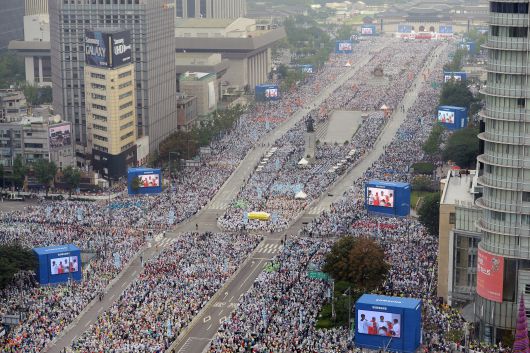 Pope Francis visited South Korea from August 14 to 18, 2014, delivering messages of peace, comfort, and reconciliation. The photo shows Pope Francis presiding over a beatification Mass in Gwanghwamun Square on August 16, 2014./Yonhap