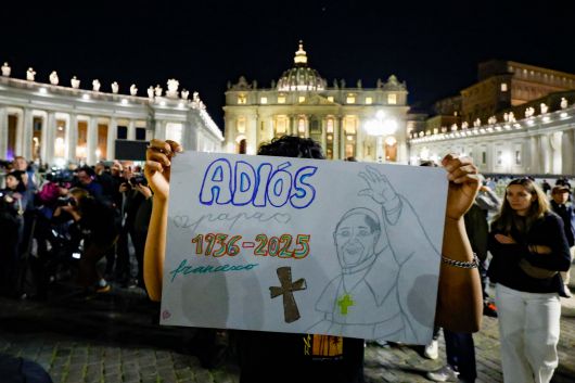 프란치스코 교황의 선종을 추도하기 위해 21일 밤 바티칸에 모인 사람들 /EPA 연합뉴스