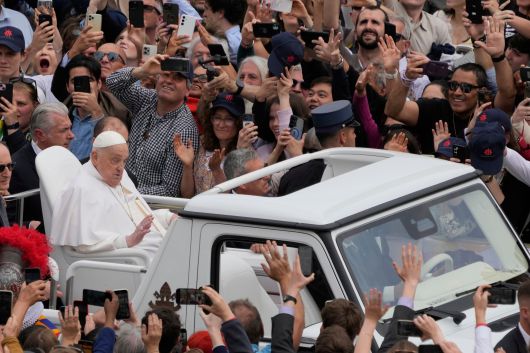 프란치스코 교황이 20일 바티칸 성 베드로 광장에서 부활절 미사가 끝난 후 전용차를 타고 광장을 돌고 있는 모습/AP 연합뉴스