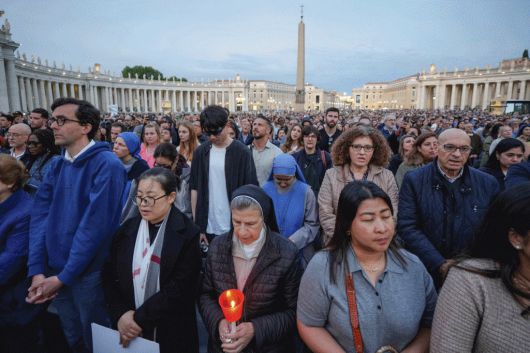 프란치스코 교황이 선종한 21일 세계 각국에서 신도들이 추모를 하기 위해 모이고 있다.