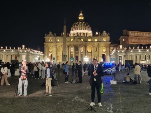 프란치스코 교황의 선종 소식을 전하기 위해 바티칸에 모여든 세계 각 국 매체들 /바티칸=정철환 특파원
