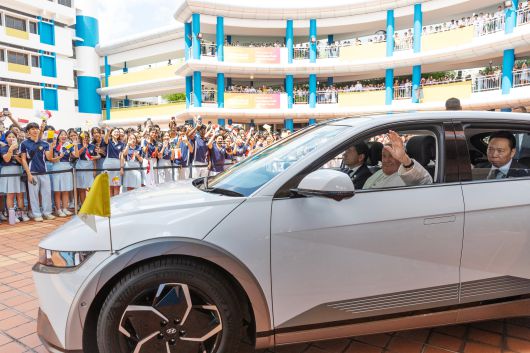 Pope Francis waves to students at Singapore Catholic Junior College in September 2024, arriving in a Hyundai Ioniq 5 electric vehicle./EPA-Yonhap