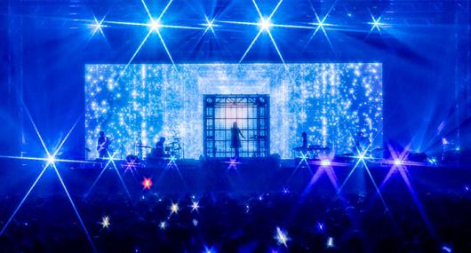 지난해 첫 내한 콘서트에서 실루엣만 보이며 노래하는 모습. /유니버설뮤직