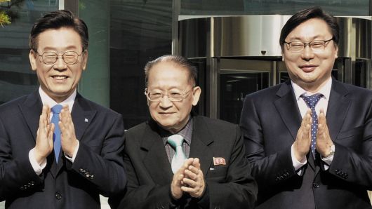 北고위급 리종혁, 2018년 경기도서 열린 아태협 행사 참석 - 북한 리종혁(가운데) 조선아태위 부위원장이 지난 2018년 11월 ‘제1회 아시아·태평양의 평화·번영을 위한 국제 대회’참석을 위해 경기도를 방문해 당시 이재명(왼쪽) 경기지사, 이화영(오른쪽) 경기도 평화부지사와 기념 촬영을 했다. /연합뉴스