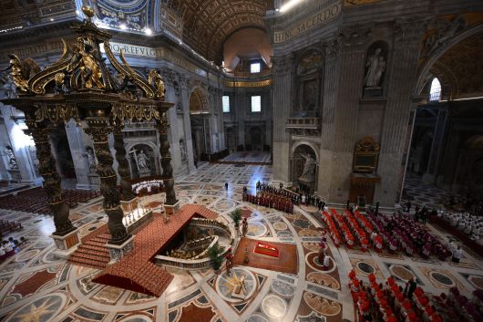 23일 바티칸 성베드로 성당 내 '고백의 제단' 앞에 프란체스코 교황의 관이 놓인 모습 /AFP 연합뉴스