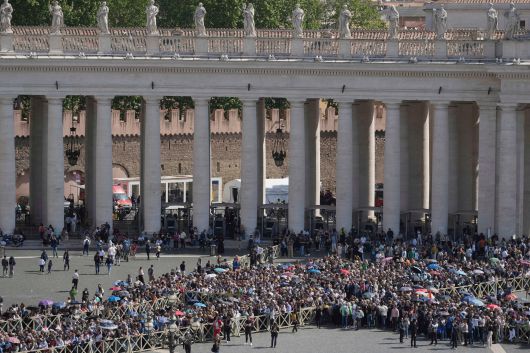 프란치스코 교황을 조문하기 위해 23일 바티칸 성베드로 광장 앞에 몰려든 사람들 /AP 연합뉴스