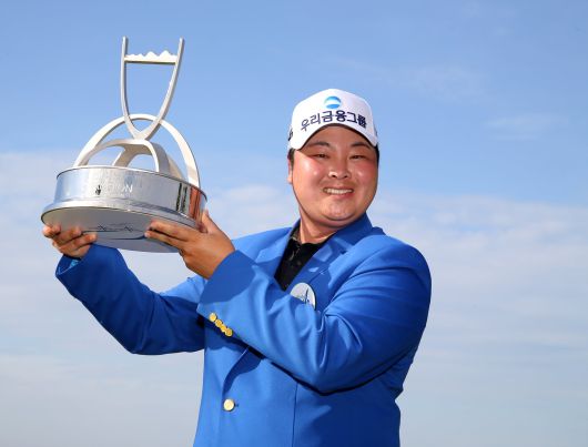 황중곤이 부산 기장군 아시아드CC에서 열린 2022년 아시아드CC 부산오픈에서 우승을 확정짓고 트로피를 들어보이고 있다. /KPGA