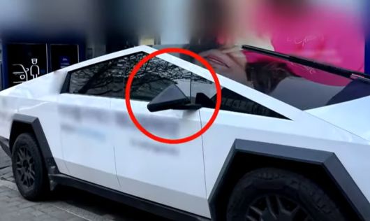 A씨의 발길질로 파손된 사이버트럭 사이드미러 모습. /JTBC