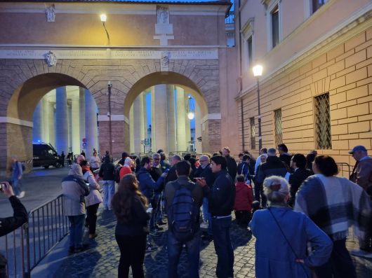 프란치스코 교황의 일반 조문이 시작된 23일 오전 5시부터  바티칸 성베드로 성당으로 들어가려는 조문객들이 줄을 서고 있다.  /바티칸=정철환 특파원