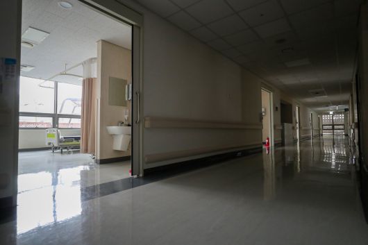 22일 오후 경기 성남시 성남시의료원의 4층 병동이 텅 비어있다. /박성원 기자