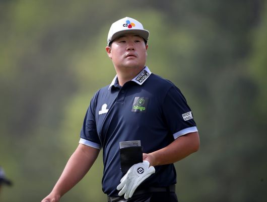 임성재가 경기 여주 페럼클럽에서 열린 2024년 우리금융 챔피언십 2라운드 13번홀에서 페어웨이 공략 지점을 바라보고 있다./KPGA