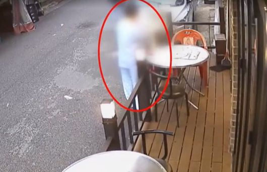 범행 직후 거리를 배회하고 있는 남성. /TV조선