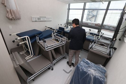 22일 오후 경기 성남시 성남시의료원 병실에 사용하지 않는 의자 등이 방치돼 쌓여있는 모습이다. /박성원 기자