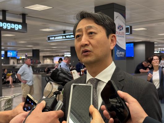 안덕근 산업부 장관이 23일 미국 워싱턴 DC 덜레스 국제공항에서 특파원들과 만나 대화를 하고 있다. /워싱턴=김은중 특파원