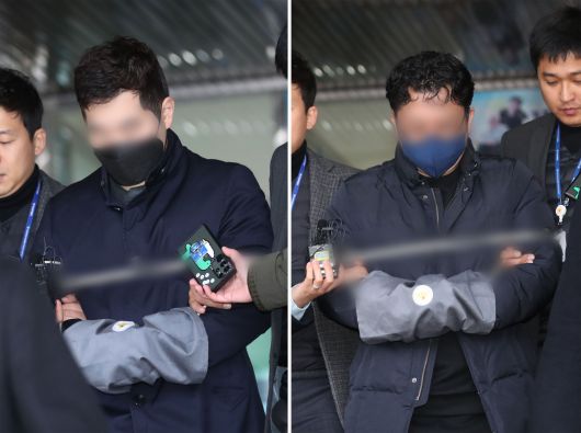 '아로와나토큰 비자금 조성 의혹'을 받고 있는 김상철 한글과컴퓨터(한컴) 회장의 아들 김모씨(왼쪽)와 아로와나토큰 발행 업체 대표 정모씨가 지난 2023년 12월 13일 오전 경기 수원시 영통구 수원남부경찰서에서 검찰로 송치되고 있다. /뉴스1