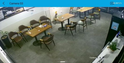 21일 오후 11시 42분, 무인 카페 테이블에 학생들이 치우지 않은 음료 병들이 어질러져 있다. /'아프니까 사장이다'