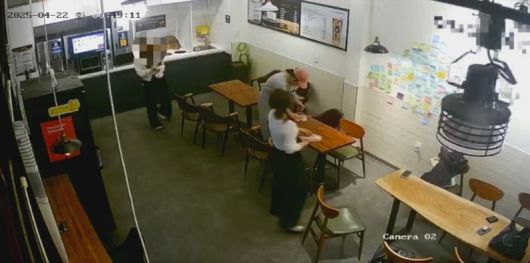 22일 새벽 1시가 가까워진 시각, 무인 카페를 찾은 여성 3명이 다른 손님들이 어질러놓은 쓰레기를 치우고 있다. /'아프니까 사장이다'