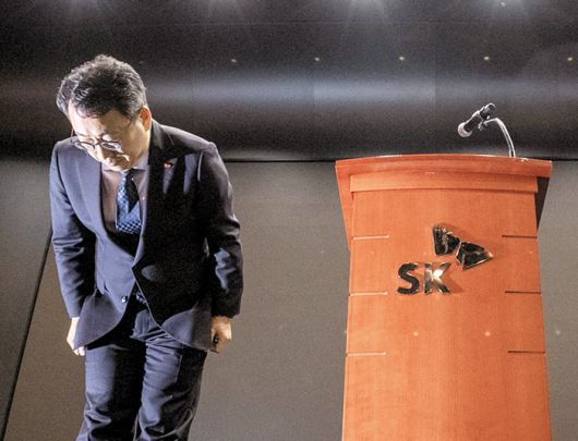 고개 숙인 SKT - 유영상 SK텔레콤 대표가 25일 서울 중구 SK텔레콤 사옥에서 열린 기자 간담회에 참석, 허리를 숙여 고객들에게 사과하고 있다. SK텔레콤은 해킹으로 유출된 유심 정보 악용을 막기 위해 오는 28일부터 전체 고객 2300만명의 스마트폰 유심을 무상으로 교체해 준다고 발표했다. /장련성 기자