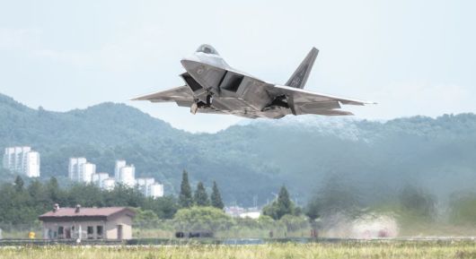 경기 평택 오산공군기지에서 미군 F-22 스텔스 전투기가 이륙하는 모습. /공군