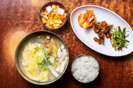 북엇국과 딸려 나오는 나박김치·배추김치·오이지·부추무침 등 반찬도 맛이 한결같다. /양수열 영상미디어 기자