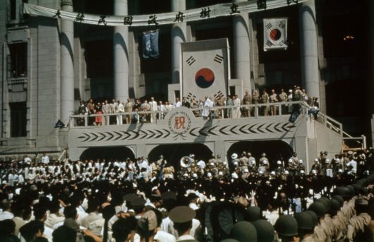 1948년 8월 15일 중앙청 대광장에 열린 대한민국 정부 수립 선포식 모습. ‘대한민국 정부 수립 국민 축하’라는 문구가 적힌 현수막과 유엔기, 태극기로 꾸며진 식장의 모습을 확인할 수 있다. /국가기록원