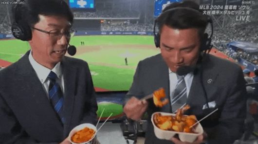 일본 NHK 중계진이 '서울시리즈' 중계 도중 고척스카이돔 인기메뉴를 직접 먹어보고 있다./온라인커뮤니티