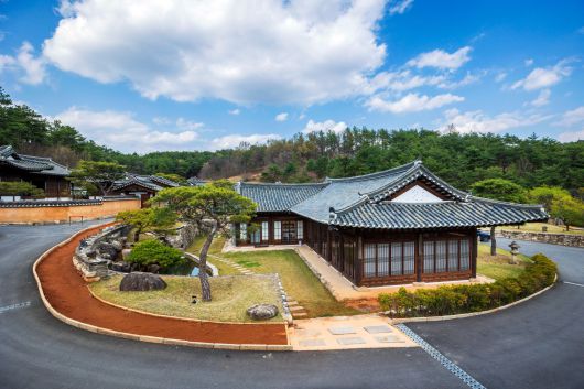 차경(借景)을 위해 원래 평지였던 지형을 언덕길로 만들었다. /이건송 영상미디어 기자