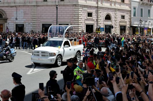프란치스코 교황의 장례식이 열린 26일 로마의 성 마리아 마조레 대성당에 교황의 관을 실은 차량이 도착하고 있다. /로이터 연합뉴스