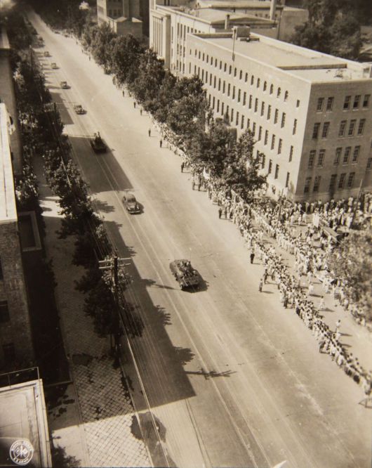 1948년 8월 15일 맥아더 사령관 일행이 대한민국 정부수립 기념식에 참석하기 위해 김포공항에서 중앙청으로 이동하는 모습. 차량 행렬의 맨 앞에 탱크가 보인다. /국사편찬위원회