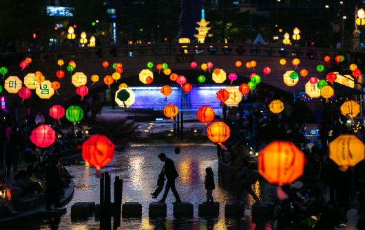 2025년 4월 25일 서울 종로구 청계천에서 불기 2569년(2025년) 부처님오신날(5월 5일)을 앞두고 연등이 걸려 있다. 대한불교조계종은 26일부터 이틀 동안 서울 동국대학교와 조계사 등에서 연등회를 연다. 종로 일대에서는 26일 오후 6시부터 9시 30분까지 불교 신도들과 시민 약 5만 명이 연등 행진을 한다. /장련성 기자