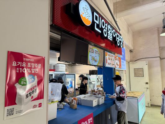 요기요가 인천 SSG랜더스필드에서 지난달 22일 시작한 픽업 서비스. 줄 서서 주문하고 음식 나올 때까지 기다릴 필요 없이 포장된 음식을 받을 수 있다./요기요