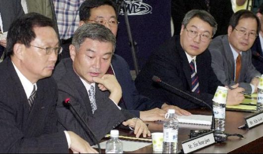 2001년 5월 10일 한미 외교안보 간담회에서 이날 아침 발생한 좌파단체의 계란 투척 사건의 여파로 외교부 관계자들이 심각한 표정으로 앉아 있다. 왼쪽부터 최영진 외교정책실장, 임성준 차관보, 한사람 건너 김성한 북미국장, 천영우 장관 보좌관./조선일보