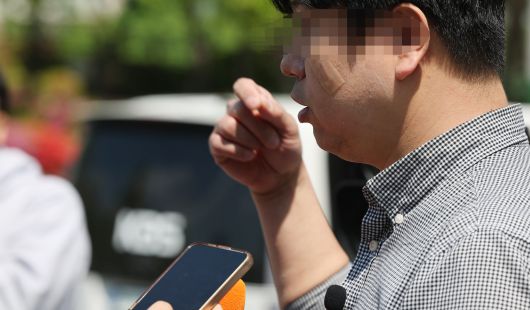 28일 청주 모 고교에서 특수교육대상 학생이 흉기 난동을 부려 교장 등이 다친 가운데 학교 밖에서 학생의 공격을 받은 시민이 인터뷰하고 있다. /연합뉴스