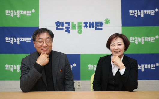 송경영 신부, 이미영 대리기사가 옛 구로공단 자리에 위치한 한국노동재단에서 인터뷰하는 모습. 더 많은 사람들이 2차 노동자들의 삶과 고통에 관심을 가져주기를 소망했다. /박성원 기자