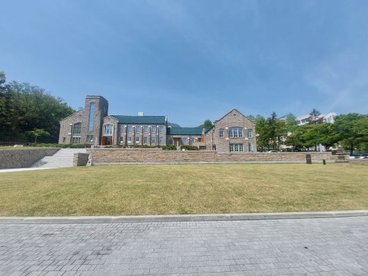 24일 오전 부산 금정구 부산대 박물관과 물리관 사이에 위치한 ‘새벽뜰’. 지난해 4월 부산대가 자연과학관을 허문 자리에 조성한 작은 녹지공간이다. 원래 계획대로라면 올해 6.25 참전 호국영웅 충혼비가 이곳에 설치될 예정이었다.