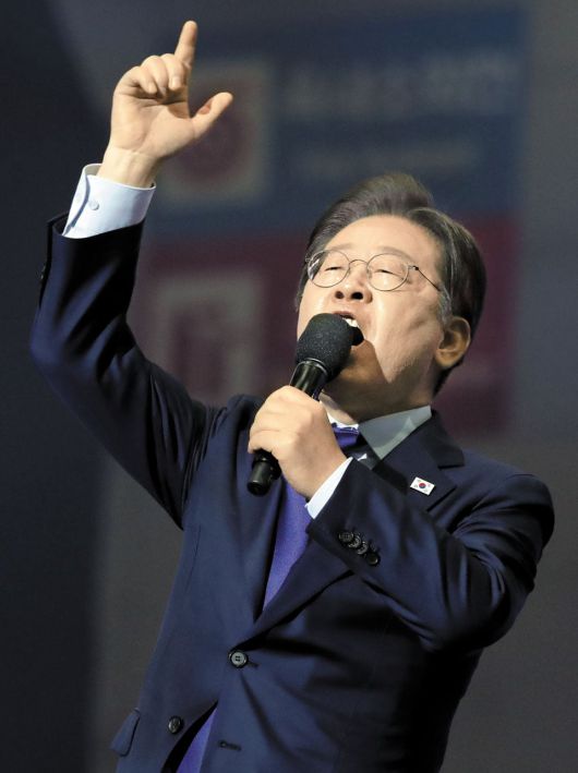 이재명 더불어민주당 대선 후보가 27일 경기 고양 킨텍스에서 열린 최종 후보자 선출 대회에서 89.77%의 득표율로 1위를 확정 지었다. 후보 수락 연설에서 이 후보는 자신감 넘치는 태도로 지지자들을 향해 "압도적 정권 탈환을 하겠다"고 외쳤다. 이날 연설은 프롬프터를 활용해 29분간 이어졌다. /남강호 기자